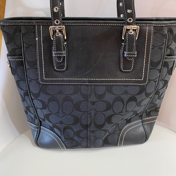 COACH Legacy Signature Canvas/Leather Handbag. In great condition! - Picture 4 of 10